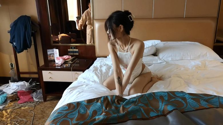 江奈 白肚兜桃缚 床上的蹂躏