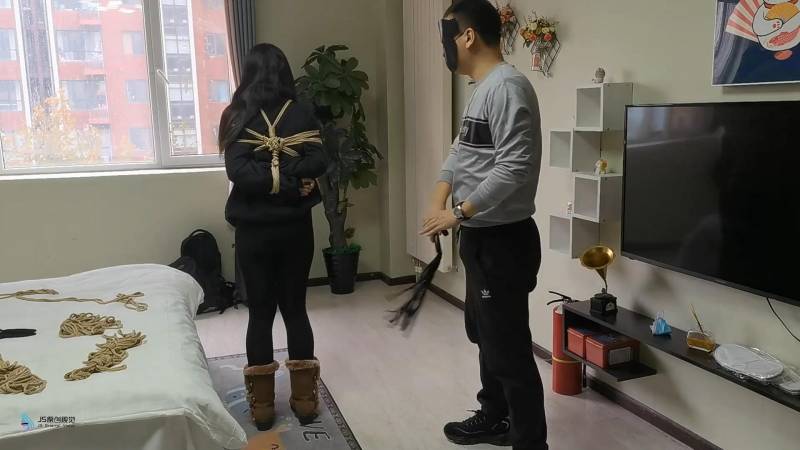 女同好体验日式紧缚股绳行走惩罚靴子热裤 小安