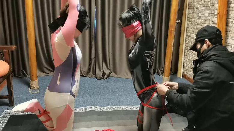 Cosplay装两个女侠跪在地上.双手吊在房顶受辱